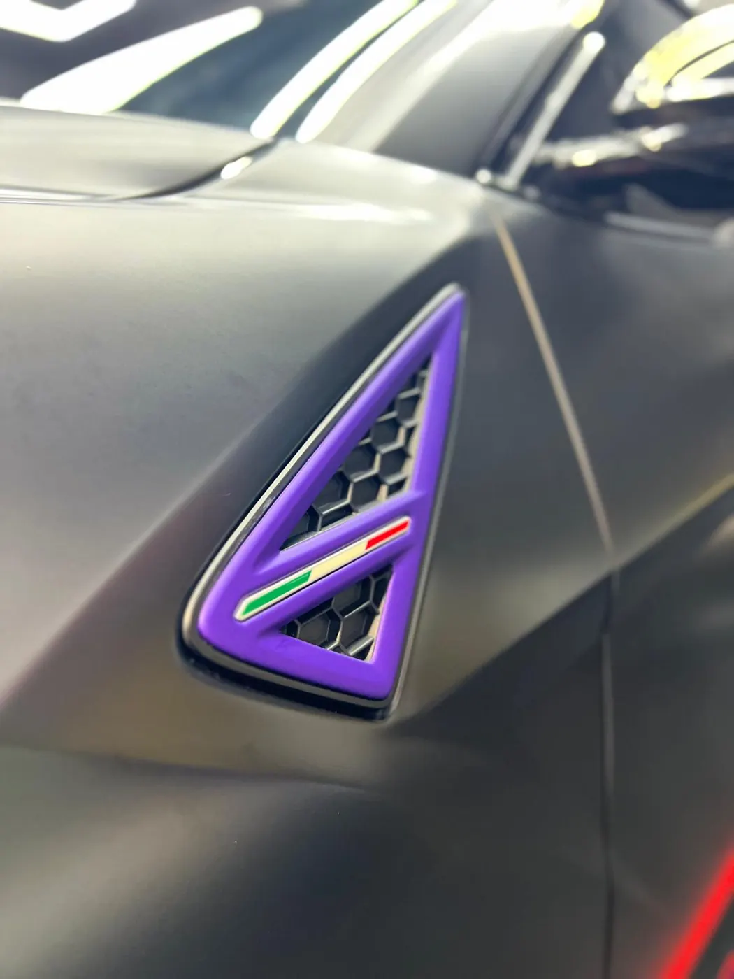 Purple accent customization Lamborghini Urus vent